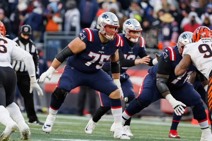 Patriots OT Conor McDermott re-signs with New England