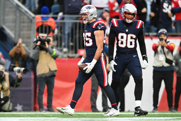 Patriots re-sign Hunter Henry to a three-year contract